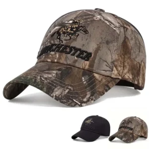 Boné Solluss Winchester - estampa camuflada com bordado preto em relevo de cavaleiro - Solluss Boné Solluss Winchester camuflado em detalhe lateral mostrando a curvatura da aba e costuras - Solluss Boné Solluss Winchester em versão preta sólida com bordado discreto de alta densidade - Solluss