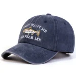 O boné Solluss Fish traz a ironia do estilo dad hat em algodão estonado azul-marinho com o bordado clássico que dita atitude sem esforço no seu visual urbano.