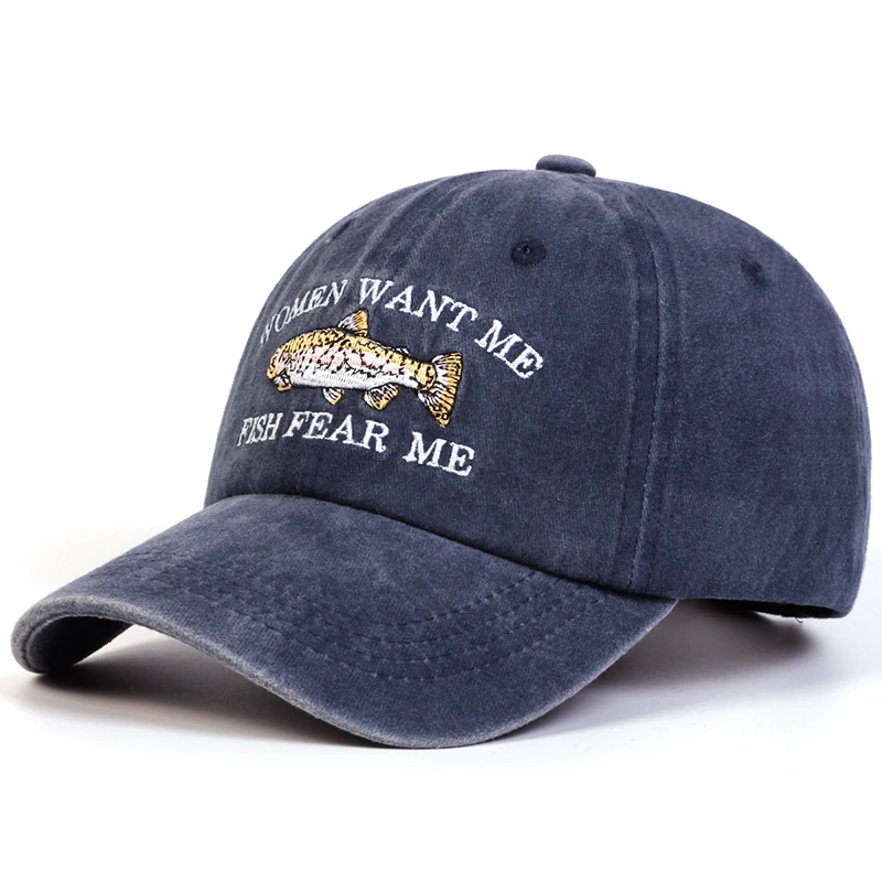 O boné Solluss Fish traz a ironia do estilo dad hat em algodão estonado azul-marinho com o bordado clássico que dita atitude sem esforço no seu visual urbano.