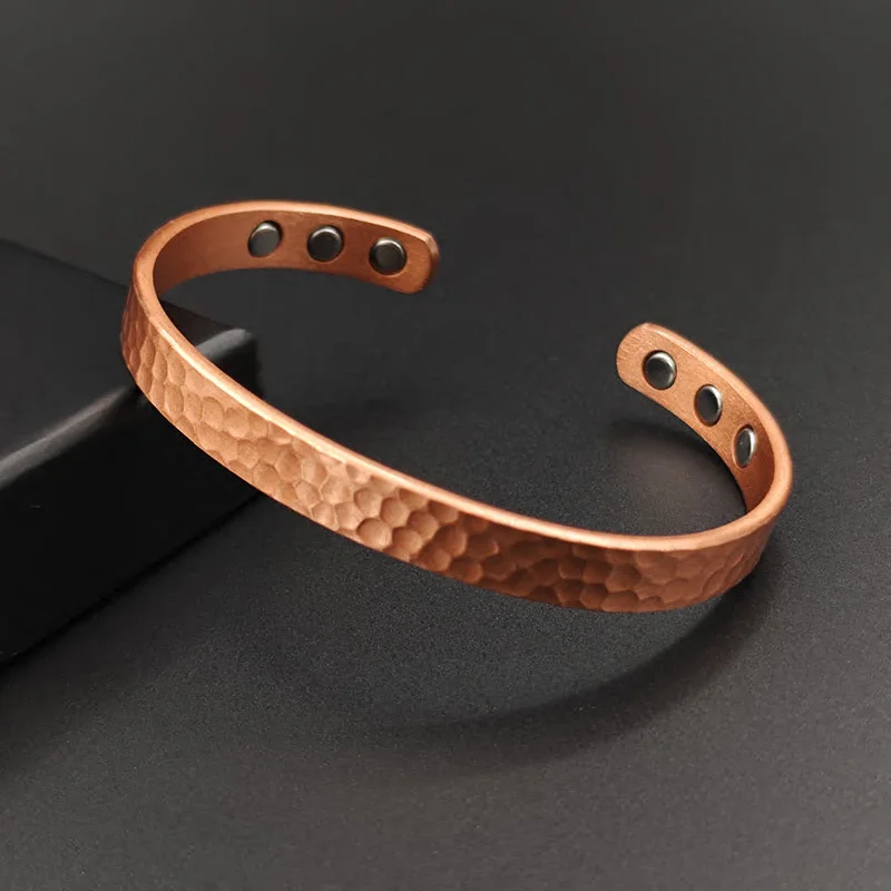 bracelete masculino de cobre - modelo Solluss Forge com acabamento martelado e ímãs magnéticos internos em fundo escuro - Solluss
